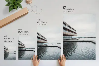 Décoration murale bâtiment moderne au bord de l'eau avec style minimaliste, bois et verre