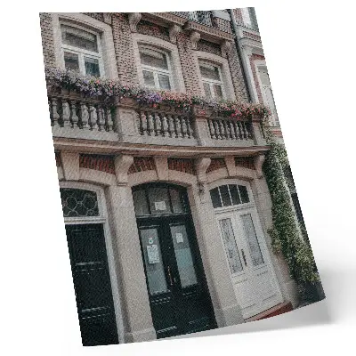 Impression sur toile fleurs sur le balcon avec une façade en briques dans un style classique