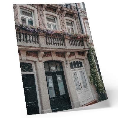 Impression sur toile Fleurs sur le balcon, façade en briques, style classique