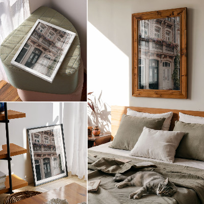 Impression sur toile Fleurs sur le balcon, façade en briques, style classique