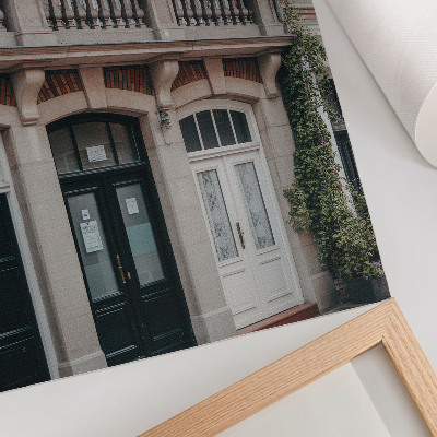 Impression sur toile Fleurs sur le balcon, façade en briques, style classique