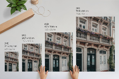 Impression sur toile Fleurs sur le balcon, façade en briques, style classique
