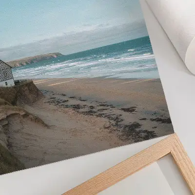 Affiche décorative plage avec vagues et maison sur une falaise aux couleurs pastel