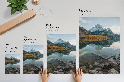 Impression sur toile représentant un paysage paisible de montagnes, de lac et d'arbres avec reflet