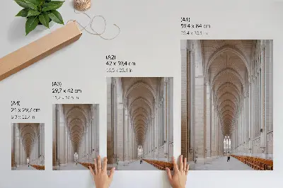 Affiche décorative représentant de hautes arches élégantes dans un espace symétrique et paisible