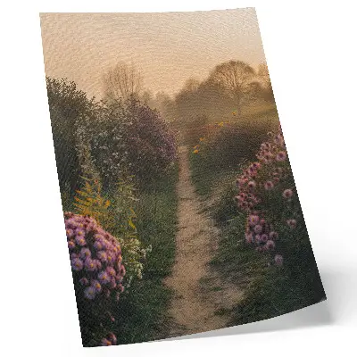 Décoration murale chemin de jardin fleuri dans la brume matinale