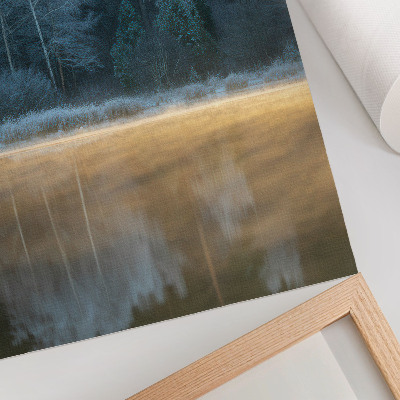 Affiche décorative Une forêt silencieuse au-dessus de la surface de l'eau, une aura mystique