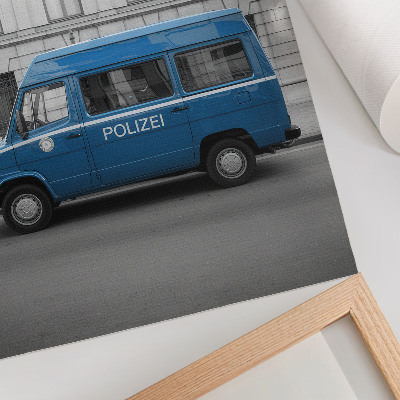 Affiche décorative Une voiture de police bleue avec un bâtiment en arrière-plan