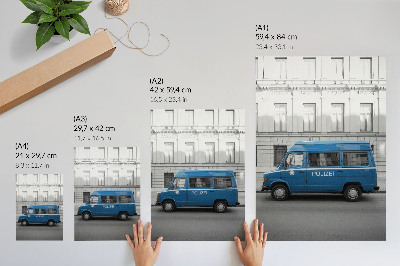 Affiche décorative Une voiture de police bleue avec un bâtiment en arrière-plan