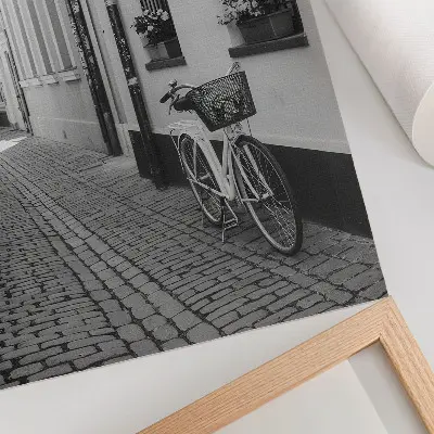Décoration murale représentant une rue avec des immeubles d'habitation, des fleurs et un vélo en noir et blanc