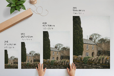 Affiche décorative Une maison chaleureuse, des arbres, un muret en pierre, une atmosphère paisible