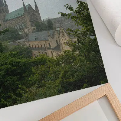 Décoration murale représentant une cathédrale gothique entourée d'arbres verdoyants