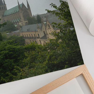 Décoration murale Une cathédrale gothique au milieu des arbres verdoyants