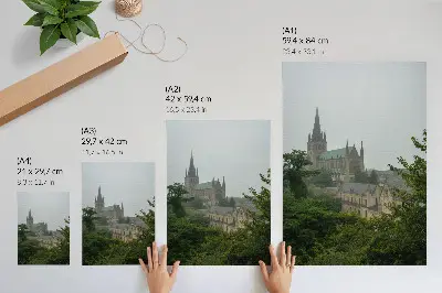 Décoration murale représentant une cathédrale gothique entourée d'arbres verdoyants