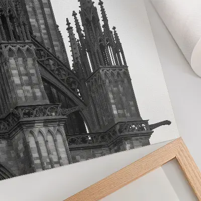 Impression sur toile représentant une architecture gothique richement décorée de contrastes