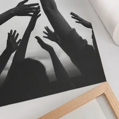 Décoration murale au style minimaliste représentant des mains levées