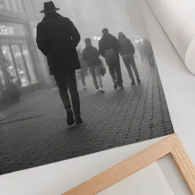 Impression sur toile silhouette sous un parapluie dans le brouillard avec un chapeau mystérieux