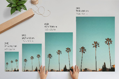 Décoration murale Les palmiers se détachant sur le fond bleu créent une atmosphère exotique.