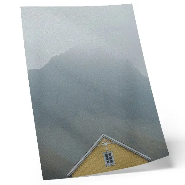 Affiche décorative maison jaune dans une atmosphère paisible au milieu des montagnes brumeuses
