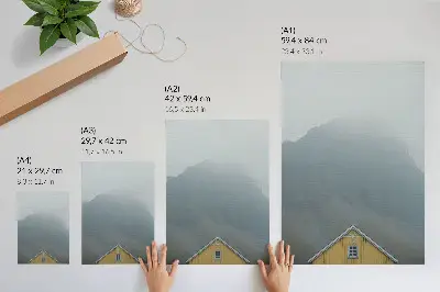 Affiche décorative maison jaune dans une atmosphère paisible au milieu des montagnes brumeuses