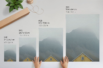 Affiche décorative Maison jaune, montagnes brumeuses, atmosphère paisible