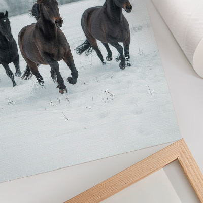 Impression sur toile Chevaux noirs en mouvement sur fond enneigé