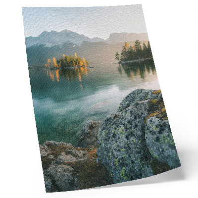Affiche décorative Montagnes, lac, île, matin brumeux