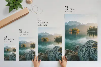 Affiche décorative montagnes, lac et île au matin brumeux