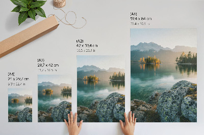 Affiche décorative Montagnes, lac, île, matin brumeux