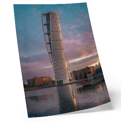 Impression sur toile Une tour moderne se détachant sur le coucher du soleil.