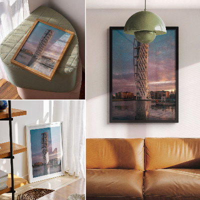 Impression sur toile Une tour moderne se détachant sur le coucher du soleil.