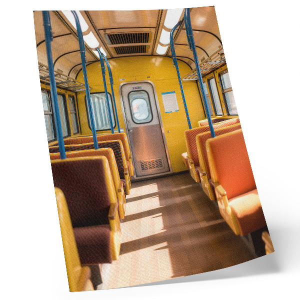 Affiche décorative Intérieur de wagon jaune avec sièges orange