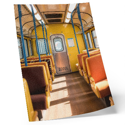 Affiche décorative Intérieur de wagon jaune avec sièges orange