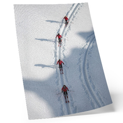 Décoration murale Des skieurs dans la neige portant des vestes rouges