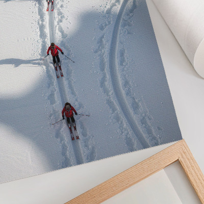Décoration murale Des skieurs dans la neige portant des vestes rouges