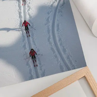 Décoration murale skieurs dans la neige portant des vestes rouges