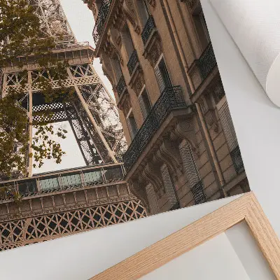 Affiche décorative représentant la tour Eiffel dans un décor architectural entouré d'arbres aux couleurs chaudes