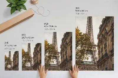 Affiche décorative représentant la tour Eiffel dans un décor architectural entouré d'arbres aux couleurs chaudes