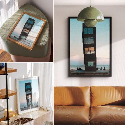 Impression sur toile Une tour noire moderne surplombant une mer bleue