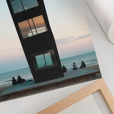 Impression sur toile tour noire moderne surplombant une mer bleue