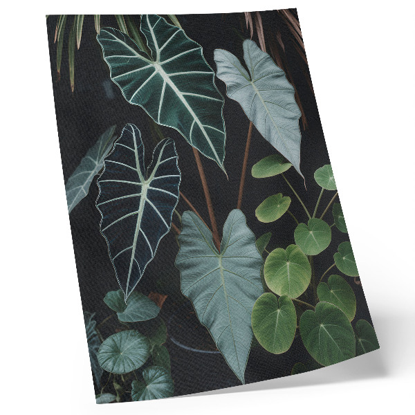Impression sur toile Les feuilles vertes contrastent avec le fond sombre, dans un style moderne.