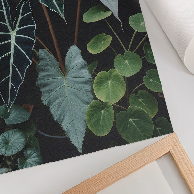 Impression sur toile Les feuilles vertes contrastent avec le fond sombre, dans un style moderne.