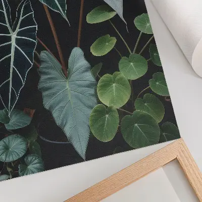 Impression sur toile représentant des feuilles vertes sur un fond sombre dans un style moderne