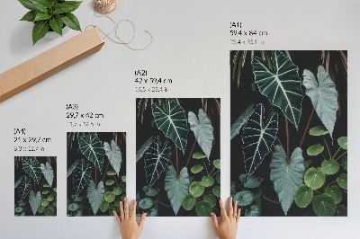Impression sur toile Les feuilles vertes contrastent avec le fond sombre, dans un style moderne.