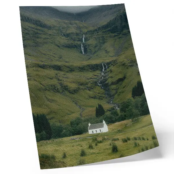 Affiche décorative représentant des collines verdoyantes et un chalet pittoresque dans une atmosphère paisible