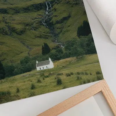 Affiche décorative représentant des collines verdoyantes et un chalet pittoresque dans une atmosphère paisible