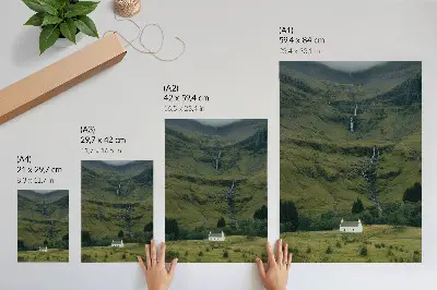 Affiche décorative représentant des collines verdoyantes et un chalet pittoresque dans une atmosphère paisible