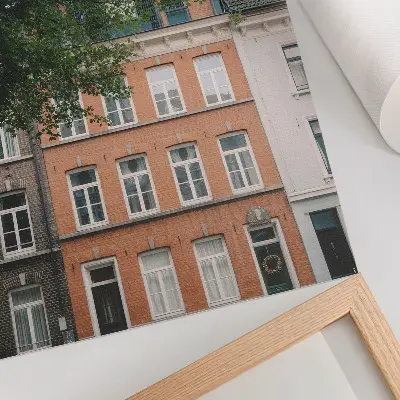 Décoration murale façades colorées avec arbres verts sous un ciel ensoleillé