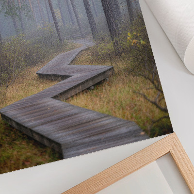 Affiche décorative Un sentier de bois au milieu des arbres dans le brouillard