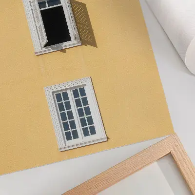 Décoration murale façade jaune à trois fenêtres symétriques et simples